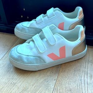 Veja kids Velcro sneaker size us4 worn once or twice